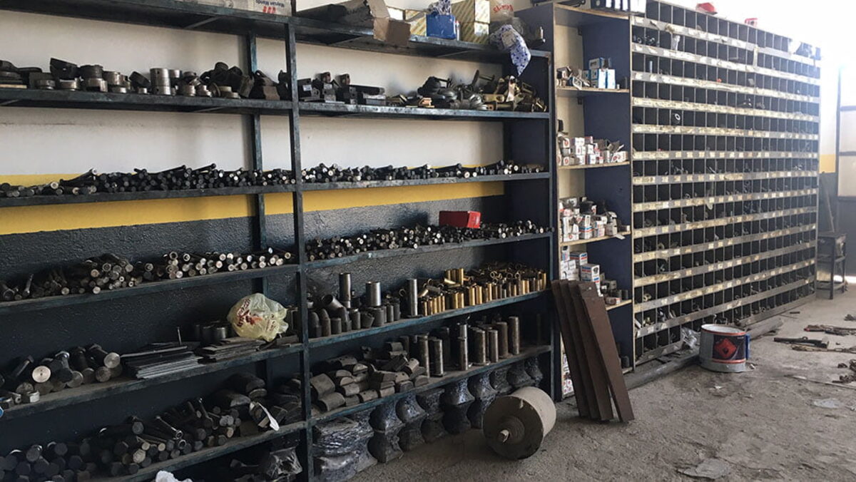 Atölyede dingil ve yaprak yay parçaları